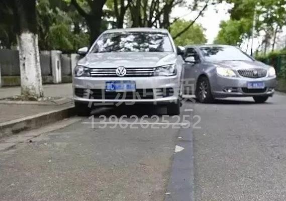 車停在車位也被貼處罰單子？交通警察：這三種停車方式也算違規！